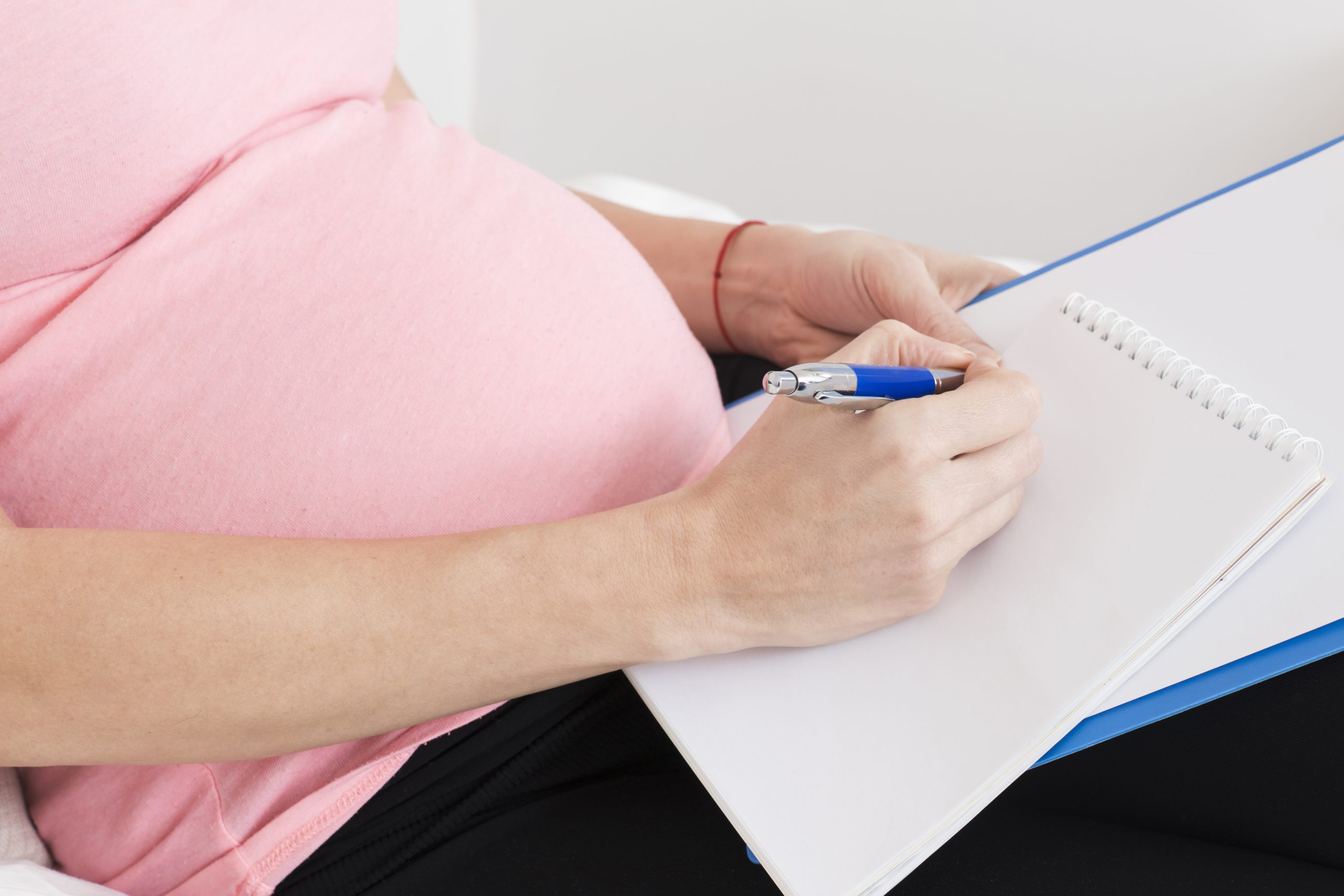 gros plan d une femme enceinte avec le presse papiers