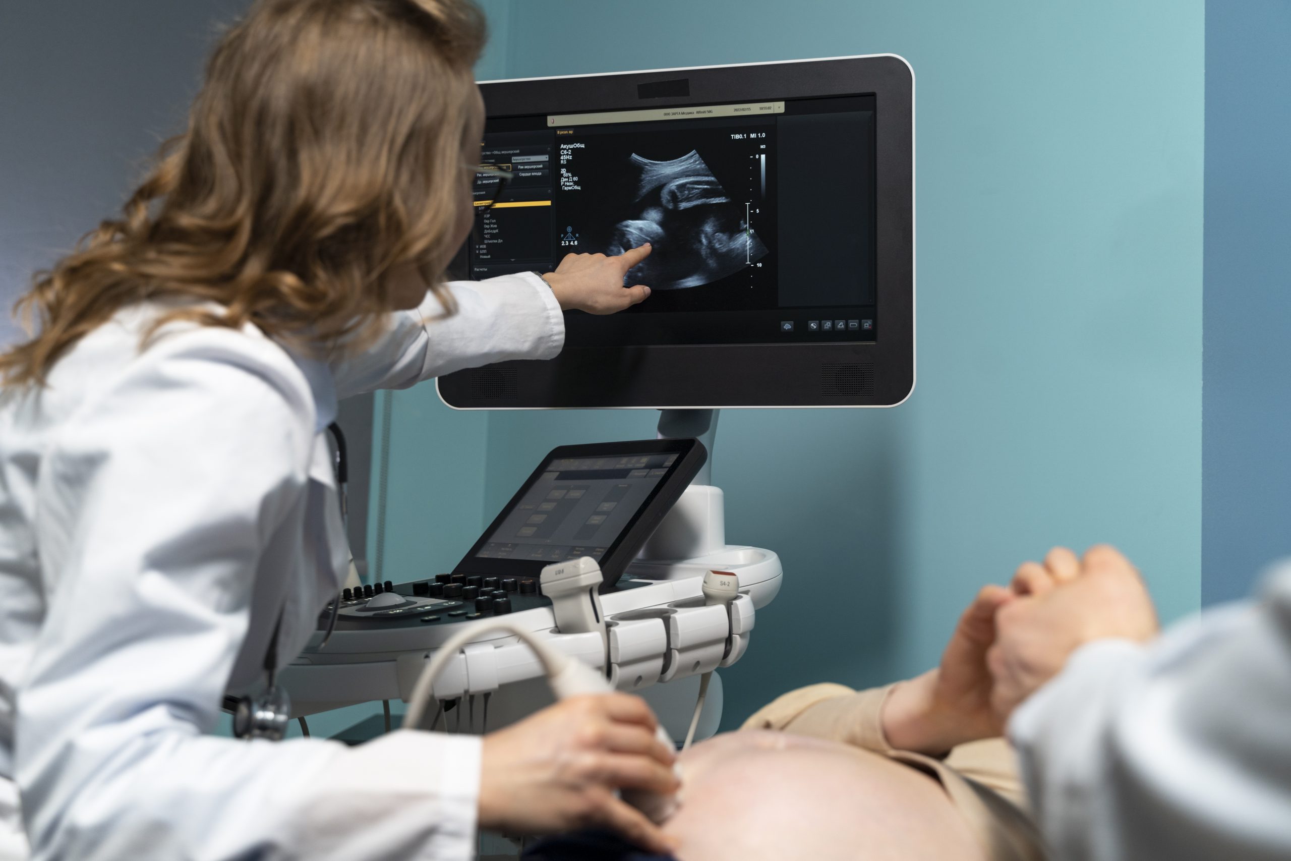 gynecologue effectuant une consultation echographique