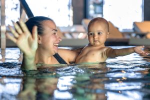 accouchement dans l'eau bébé nageur