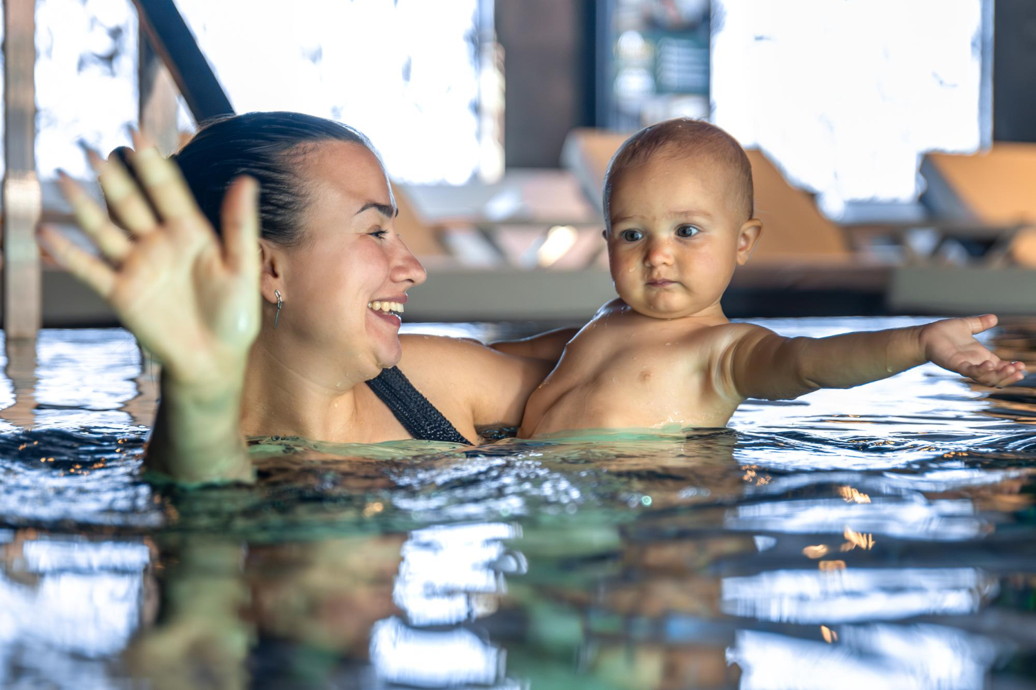 accouchement dans l'eau bébé nageur