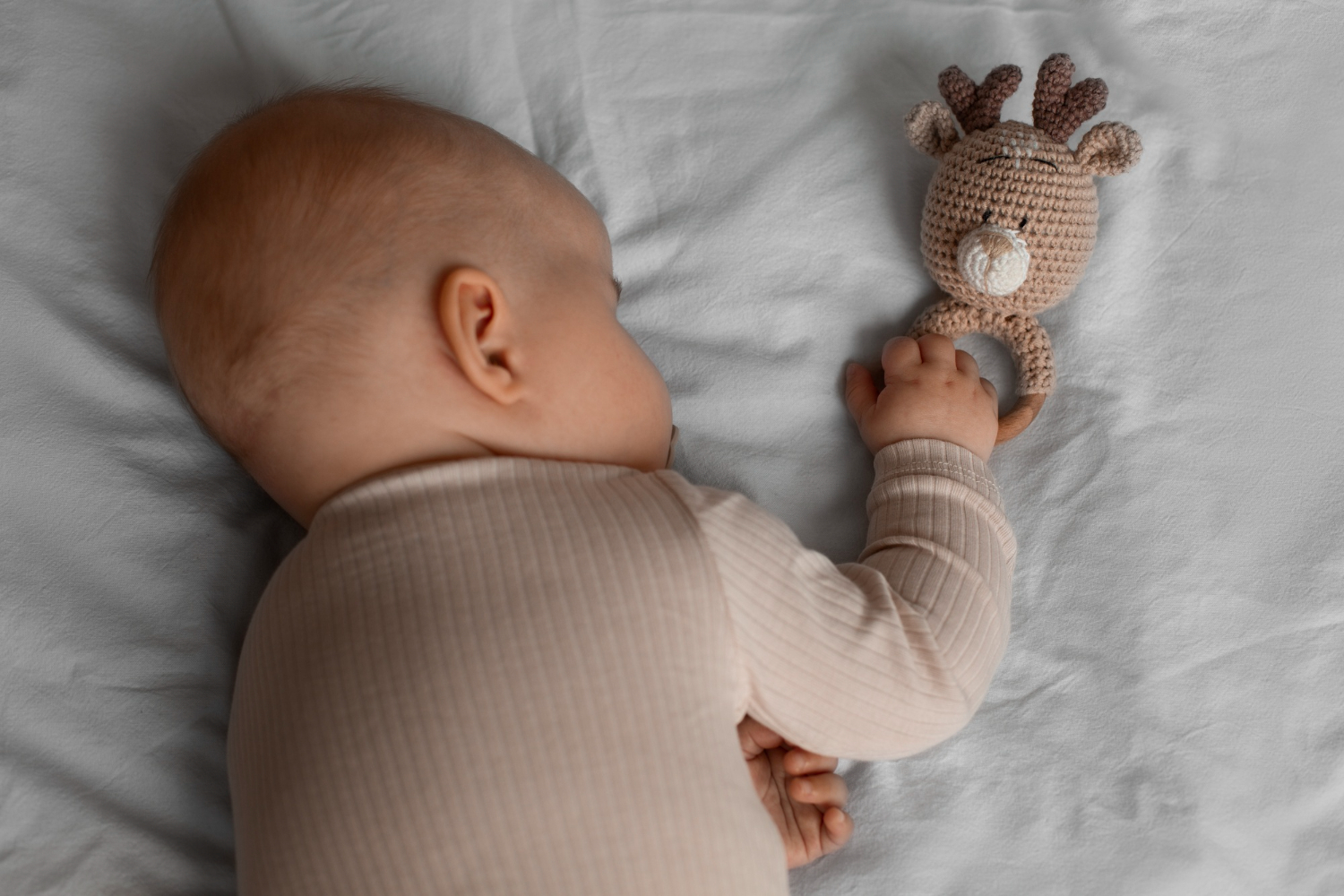 bébé qui dort dans son lit
