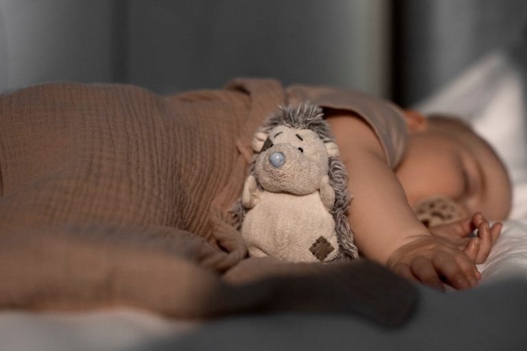 Bébé qui dort dans son co-dodo